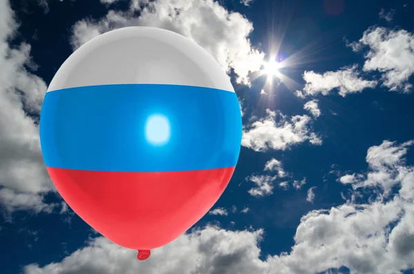 Globo con bandera de Rusia en el cielo — Foto de Stock