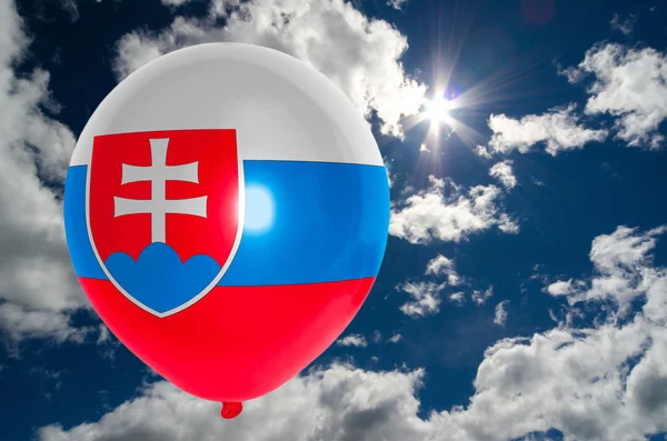Globo con bandera de Eslovaquia en el cielo — Foto de Stock