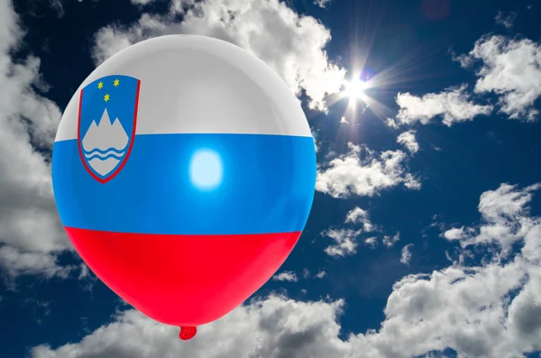Balão com bandeira de slovenia no céu — Fotografia de Stock