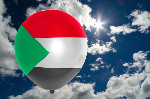 Balon z flaga Sudanu w niebo — Zdjęcie stockowe