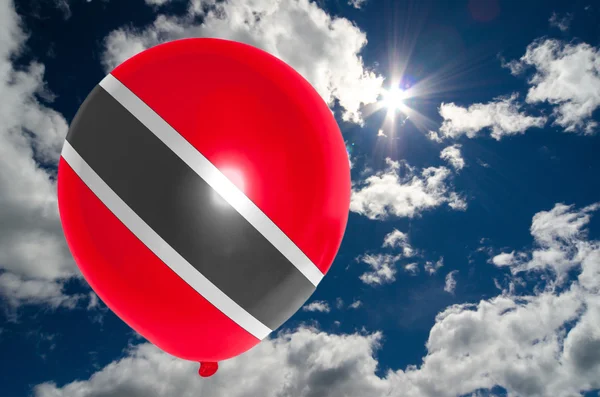 Balon z flaga Trynidadu i tobago na niebo — Zdjęcie stockowe