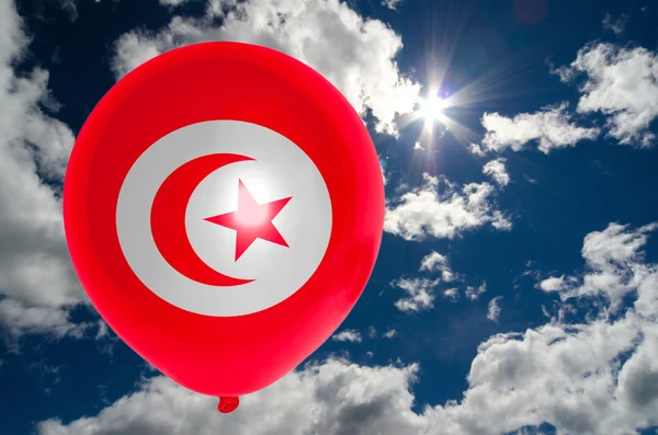 Ballong med flagga Tunisien på himlen — Stockfoto
