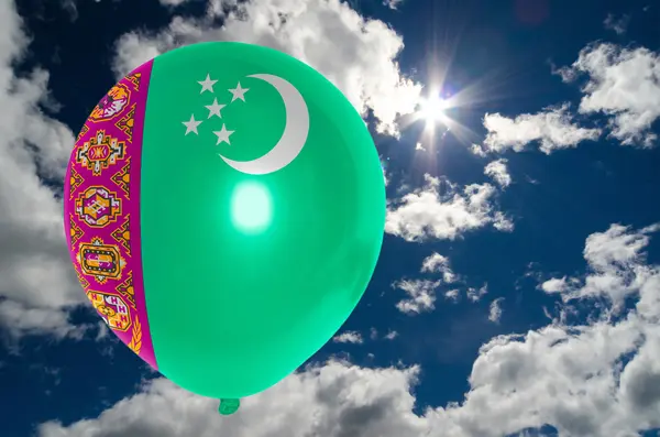 Balão com bandeira de turkmenistan no céu — Fotografia de Stock