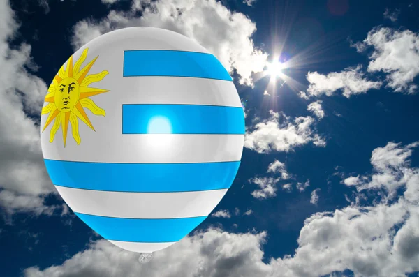 Ballong med flagga uruguay på himlen — Stockfoto