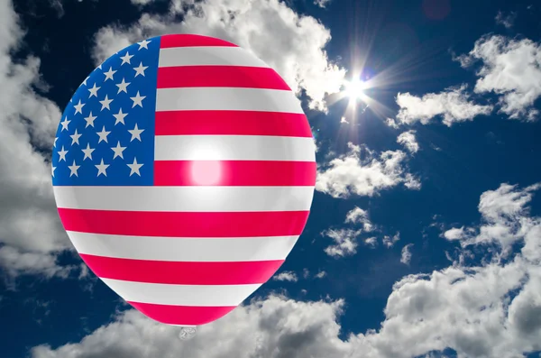 Palloncino con bandiera d'America sul cielo — Foto Stock