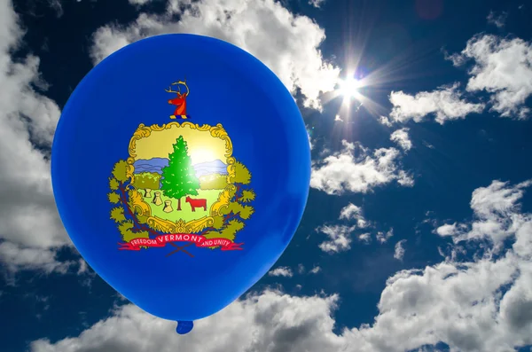 Palloncino con bandiera del Vermont sul cielo — Foto Stock