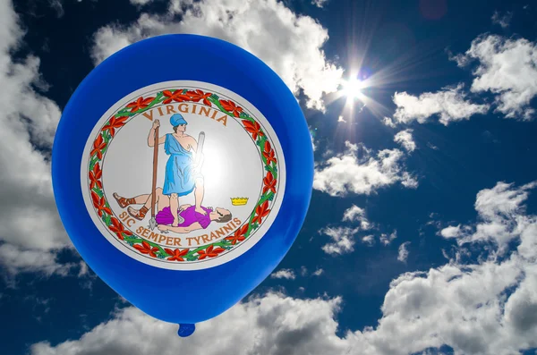 Globo con bandera de virginia en el cielo — Foto de Stock