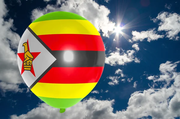 Balon z flaga zimbabwe na niebo — Zdjęcie stockowe