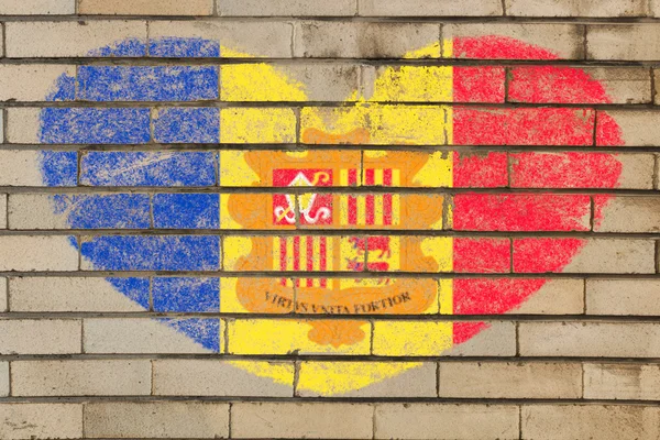 Bandiera a forma di cuore di andorra su muro di mattoni — Foto Stock