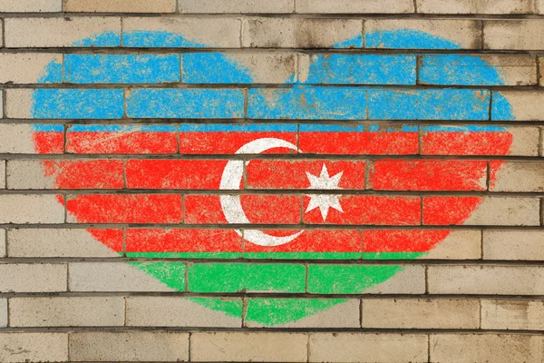 Καρδιά σχήμα σημαία του Αζερμπαϊτζάν σε τοίχο από τούβλα — Φωτογραφία Αρχείου