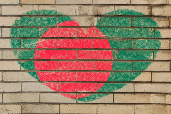 Флаг Бангладеш в форме сердца на кирпичной стене — стоковое фото