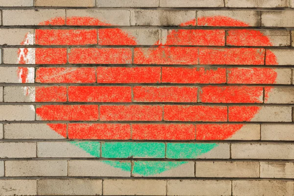 Bandera de forma de corazón de belarus en la pared de ladrillo —  Fotos de Stock