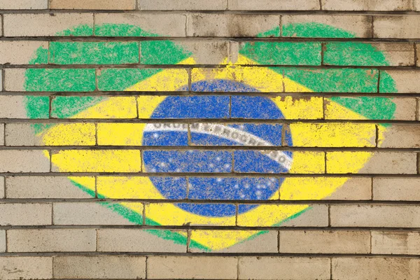 巴西在砖墙上心形状国旗 — 图库照片