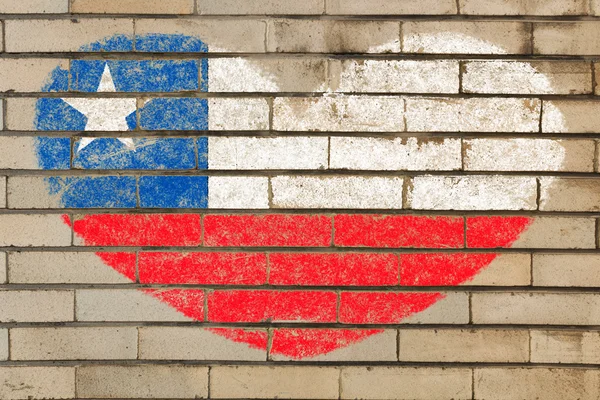 Καρδιά σχήμα σημαία της Χιλής σχετικά με τοίχο από τούβλα — Φωτογραφία Αρχείου