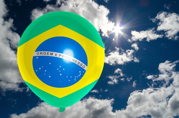 Palloncino con bandiera del Brasile sul cielo Fotografia Stock