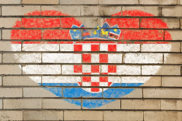 Drapeau en forme de coeur de la Croatie sur le mur de briques — Photo