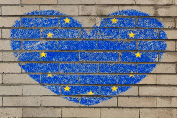 Drapeau en forme de coeur de l'Europe sur le mur de briques — Photo