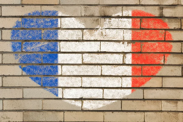 Tuğla duvar Fransa'nın kalp şekli bayrağı — Stok fotoğraf