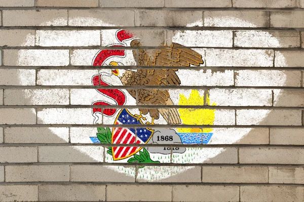 レンガの壁にイリノイ州の心臓形状の旗 — ストック写真