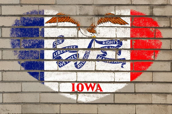 Bandiera a forma di cuore di iowa su muro di mattoni — Foto Stock