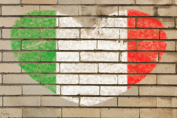 Kalp şekli bayrağı İtalya'nın tuğla duvar — Stok fotoğraf