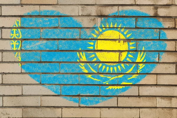 Флаг Казахстана в форме сердца на кирпичной стене — стоковое фото