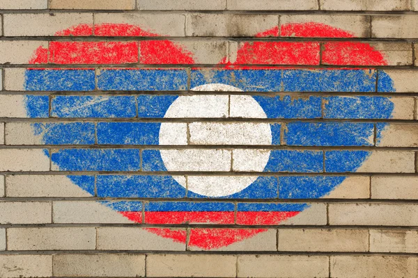 Bandera de forma de corazón de laos en la pared de ladrillo — Foto de Stock