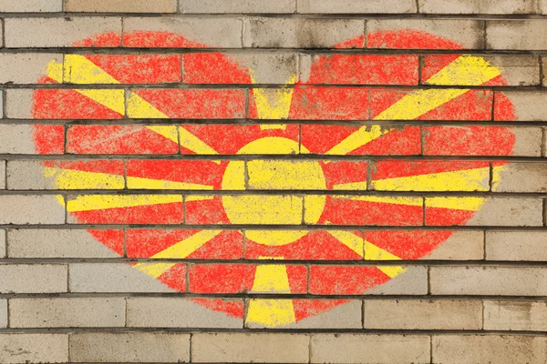 Bandera en forma de corazón de macedonia en la pared de ladrillo —  Fotos de Stock