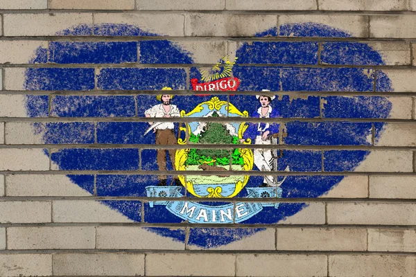 Herzförmige Flagge von Maine auf Ziegelmauer — Stockfoto