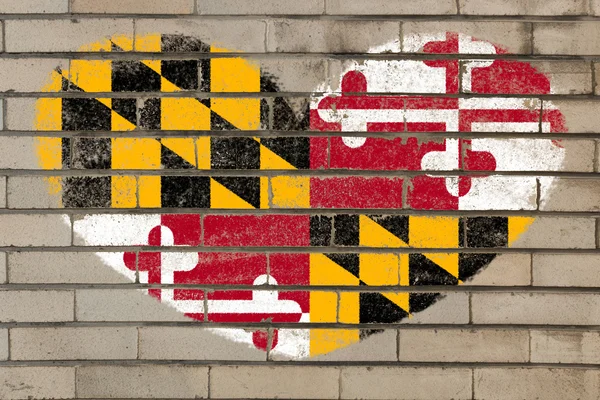 Bandera en forma de corazón de maryland en la pared de ladrillo —  Fotos de Stock