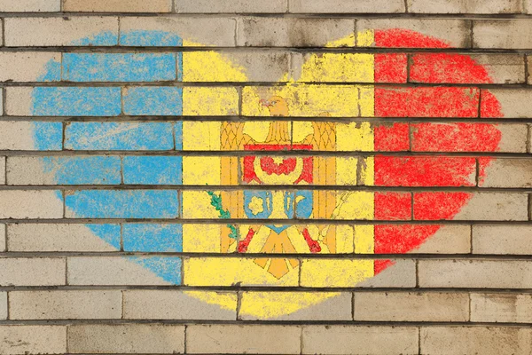 Drapeau en forme de coeur de moldova sur le mur de briques — Photo