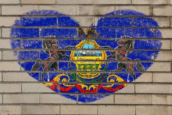 Srdce tvar vlajka pennsylvania na cihlovou zeď — Stock fotografie