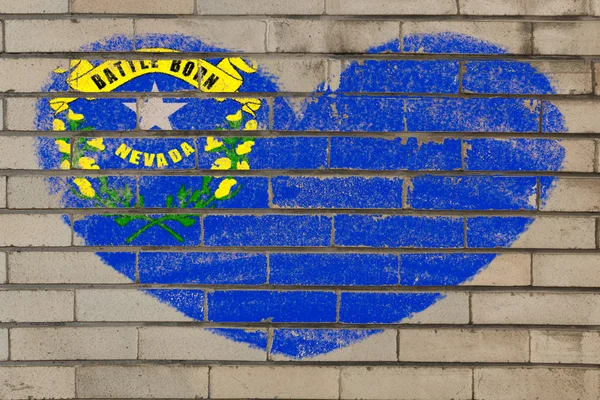 Bandera de forma de corazón de nevada en la pared de ladrillo —  Fotos de Stock