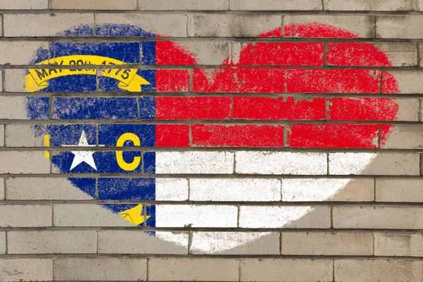 Heart shape flag of north carolina on brick wall — Stock Photo, Image