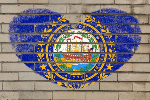 Bandera de la forma del corazón del nuevo hampshire en la pared de ladrillo —  Fotos de Stock