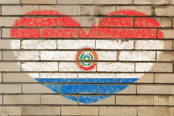 Drapeau en forme de coeur du paraguay sur mur de briques — Photo