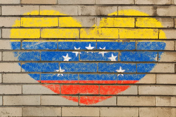 Hjärta form flagga venezuela på tegelvägg — Stockfoto