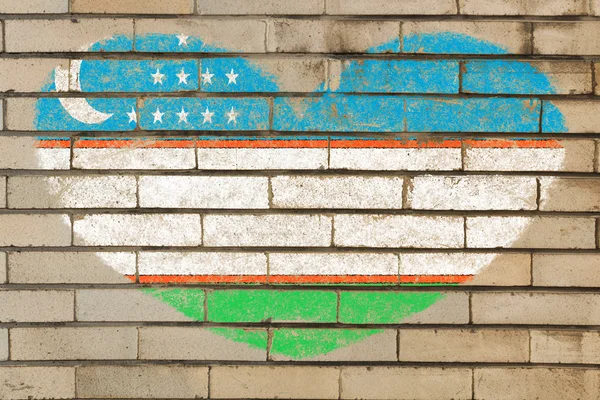 Καρδιά σχήμα σημαία του Ουζμπεκιστάν σχετικά με τοίχο από τούβλα — Φωτογραφία Αρχείου