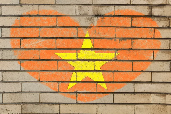 Drapeau en forme de coeur de vietnam sur mur de briques — Photo