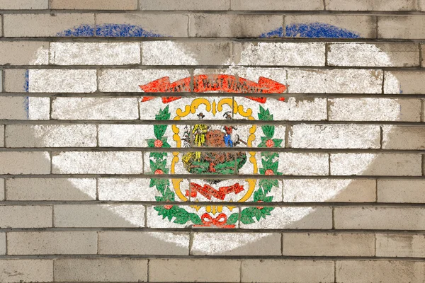 Batı virginia kalp şekli bayrak tuğla duvar — Stok fotoğraf