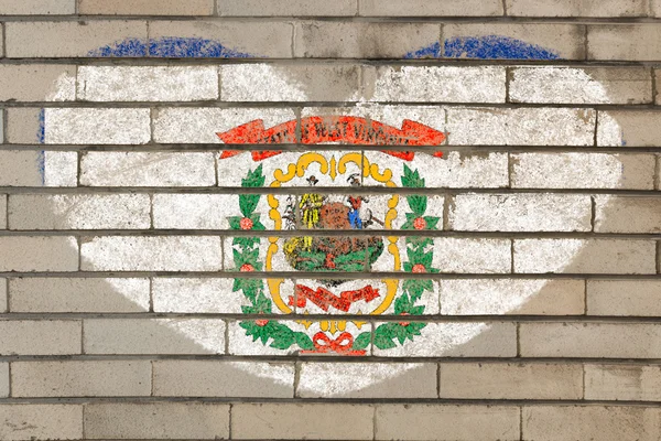 Bandera de forma de corazón de Virginia Occidental en la pared de ladrillo —  Fotos de Stock