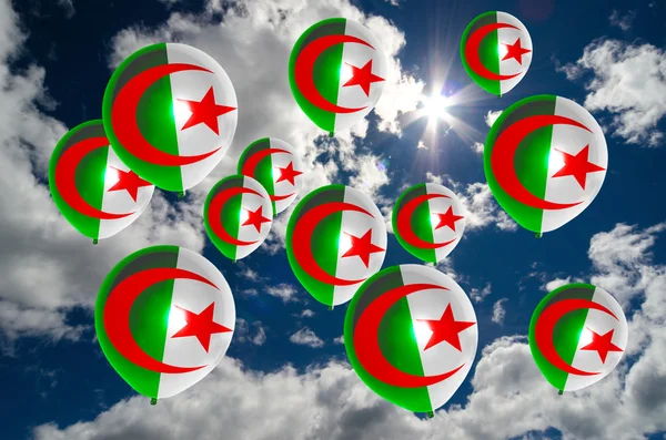 Viele Luftballons mit Algerien-Flagge am Himmel — Stockfoto