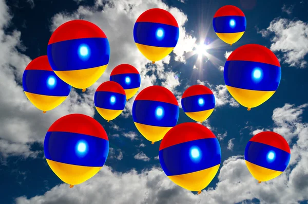 Många ballonger med Armenien flagga på himlen — Stockfoto