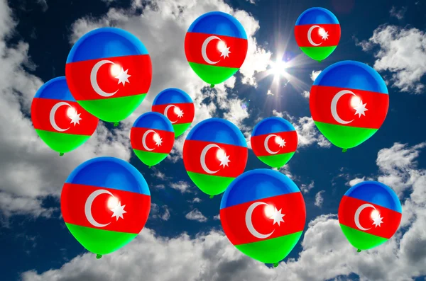 Mnoho balónky s Ázerbájdžánskou vlajku na obloze — Stock fotografie