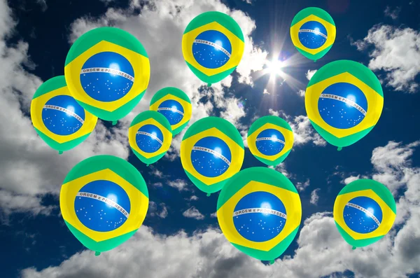 Viele Luftballons mit brasilianischer Flagge am Himmel — Stockfoto