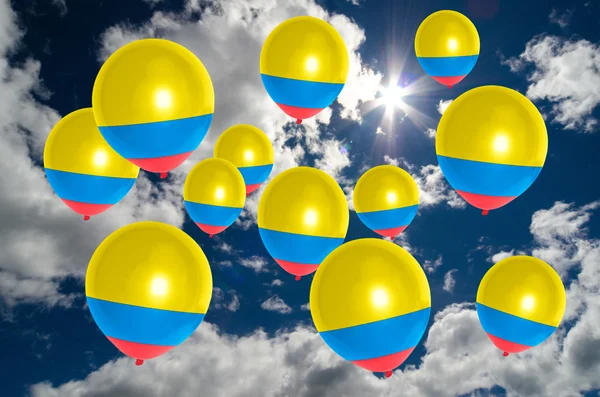 Många ballonger med colombia flagga på himlen — Stockfoto