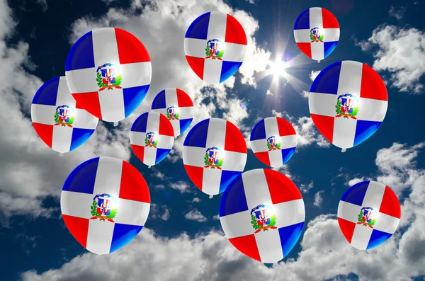 Veel ballonnen met Dominicaanse vlag op sky — Stockfoto