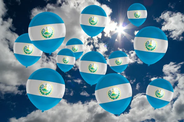 Veel ballonnen met el salvador vlag op sky — Stockfoto