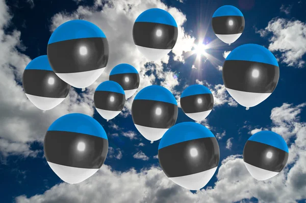 Muchos globos con bandera estonia en el cielo — Foto de Stock