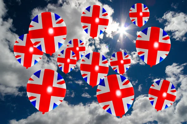 Viele Luftballons mit der Flagge des Vereinigten Königreichs am Himmel — Stockfoto